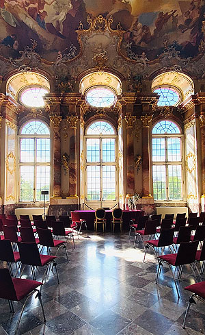 Schloss Bruchsal, Marmorsaal, für die Trauung bestuhl. Foto: Christina Ebel, SSG