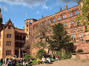 Schloss Heidelberg, Ottheinrichsbau mit erschöpften Besuchern. Foto: kultuer.be
