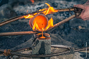Technologie der Bronzezeit: Bronzeverarbeitung - Eingießen flüssiger Bronze in eine Form. Foto: Michael C. Thumm