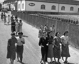 Fabrikarbeiterinnen aus Italien vor der Konservenfabrik Hero
