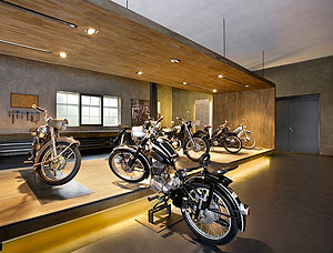 Motorräder im Museum für historische Maybach-Fahrzeuge. Foto: Architekturbüro Berschneider + Berschneider
