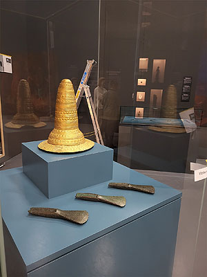 Der Goldene Hut von Schifferstadt als Ausstellungsstück im Bernischen Historischen Museum. Foto: hmp