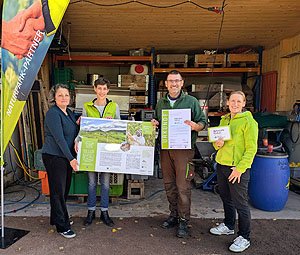 Sabine Dietzig-Schicht und Verena Spieth vom Naturpark Südschwarzwald e. V. durften Partner-Urkunde, Plakette und Infotafel an Ansgar und Carolin Barth überreichen.