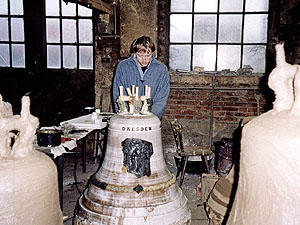 Christoph Feuerstein aus Neckarsteinach beim Glockenzieren, November 2002.