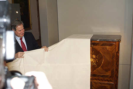 Kieser-Schreibschrank bei der Enth&uuml;llung