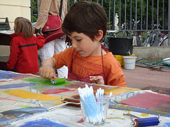 Ferien im Badischen Landesmuseum: Kinder zwischen sechs und neun Jahren streifen „mit Hansi durch die Welt des Jugendstils