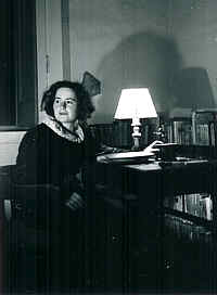 Hilde Domin am Tisch in der Via Monte Tapeo