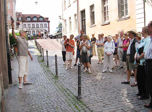 Dr. Christoph Bühler mit der geführten Gruppe vor einem barockzeitlichen Haus in der Oberen Neckarstraße