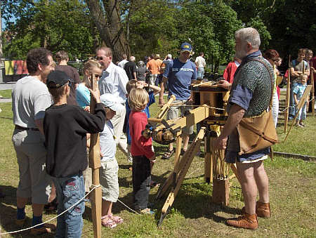 Römerfest im Archäologischen Museum Colombischlössle: Geschütz zum Ausprobieren