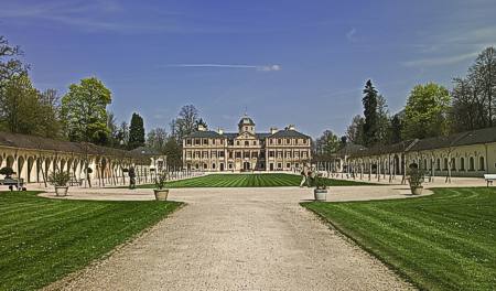 Schloss Favorite mit den Galeriebauten der Orangerien von S�den.  � Landesmedienzentrum BW