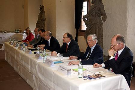 Die Kooperationspartner (von links nach rechts): Karla Apperloo-Buersma, Projektleiterin Refo500, Prof. Dr. Friedrich Hepp, Leiter des Kurpfälzischen Museums der Stadt Heidelberg, Dr. Eckart Würzner, Oberbürgermeister der Stadt Heidelberg, Michael Hörrmann, Geschäftsführer der Staatlichen Schlösser und Gärten Baden-Württemberg, Dr. G. J. de Graaf, Bürgermeister der niederländischen Stadt Apeldoorn, Prof. Dr. Johan R. ter Molen, Direktor des königlichen Nationalmuseums Het Loo in Apeldoorn, und Prof. Dr. Hermann J. Selderhuis, wissenschaftlicher Kurator an der Johannes A Lasco-Bibliothek, Emden.