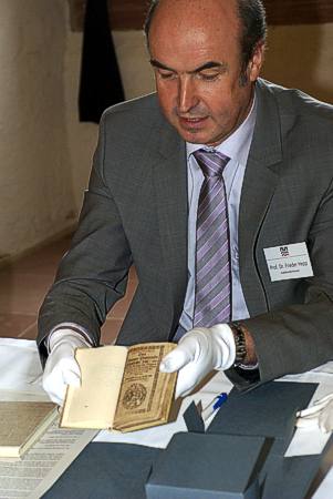 Prof. Dr. Friedrich Hepp, Leiter des Kurpfälzischen Museums der Stadt Heidelberg, bei der Präsentation eines originales Exemplars des Heidelberger Katechismus von 1563