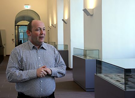 Der Sammler Alexander Wischniewski vor den Virtrinen mit den von ihm zusammengetragenen Sch�tzen