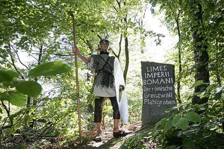 Der Zeitzeuge Attius Tertius und die Saalburgführerin Angelika Skalla im Dialog (Foto: Römerkastell Saalburg