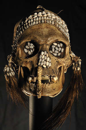 Prachtvoll dekorierter Ahnensch�del der Asmat, Neuguinea. � Curt-Engelhorn-Stiftung f�r die Reiss-Engelhorn-Museen, Foto: Jean Christen