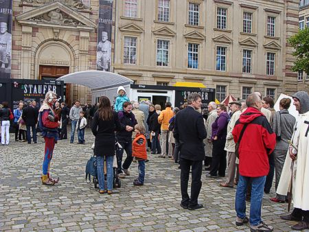 Besucherschlangen vor der Ausstellung Die Staufer und Italien in den Reiss-Engelhorn-Museeen Mannheim