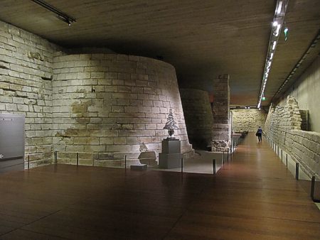 Fundamente der Stadtburg Philipps II. August vom Ende des 12. Jahrhunderts im Keller des Louvre