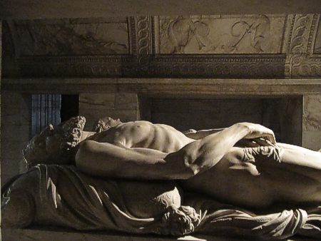 Im Tod sind alle gleich nackt: Liegefigur des französischen Königs Heinrich II. (+1559) von seinem Grabmal in der Abteikirche St. Denis