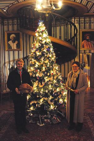 Napoleonmuseum Arenenberg: Museumsdirektor Dominik G&uuml;gel und seine Stellvertreterin Christina Egli w&uuml;nschen "a merry christmas and a happy new year"!
