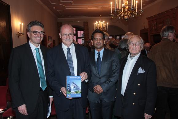 Stolz auf das neue Heft: Freiburgs OB Dieter Salomon, Vereinspräsident Dr. Sven v. Ungern-Sternberg, Rombach-Verlagsleiter Dr. Torang Sinaga und Chefredakteur Heinrich Hauß.