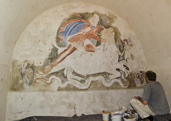 Klaus-Martin Grebe bei der Ausmalung des Mithr&auml;umnachbaus, Vorbild: Capua Vetere, 2 Jh. Bild: BLM 
