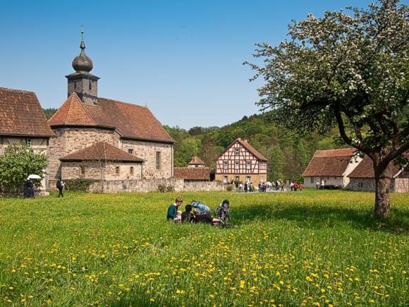 Dörfliches Leben anschauen und anfassen: Im Fränkischen Freilandmuseum Fladungen wird das Landleben unserer Vorfahren auf rund zwölf Hektar wieder vom 31. März bis 4.November hautnah erlebbar. Foto Fränkisches Freilandmuseum Fladungen/Köhler