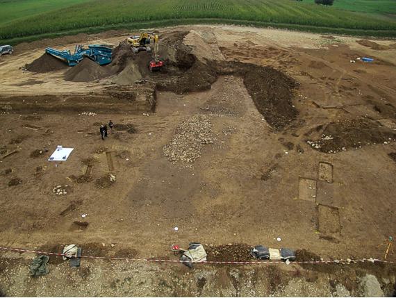 Die freigelegte Steinstruktur aus dem Kieswerk Kohler auf einer mit einer Drohne angefertigten Luftaufnahme. Sie zeigt eine teilweise erhaltene Steinpflasterung, die vermutlich von Römern (1.-3 Jahrhundert n. Chr.) oder Kelten (1. Jahrtausend v. Chr.) als Unterbau für eine Straße oder befestigten Weg angelegt wurde. Bild © Landesamt für Denkmalpflege am Regierungspräsidium Stuttgart: Foto: Ch. Steffen.