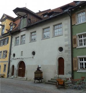 Mesmerhaus au&szlig;en (Bildnachweis: Strebewerk): Das Mesmerhaus, vom Meersburger Heiliggeistspital 1680 erbaut als Erweiterung eines Anbaus von 1615 an der mittelalterlichen Vorburgmauer. Im Erdgeschoss befindet sich ein an dieser Stelle erbauter Torkelbaum von 1607.