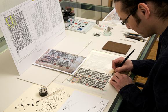 Papierrestaurator Jan Braun bei der Abschrift des Prunner Codex. Bild &copy; Bayerische Schl&ouml;sserverwaltung