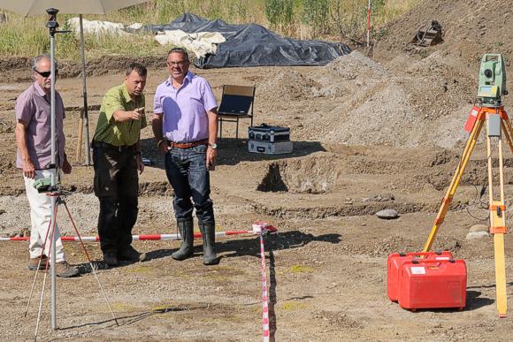 Ingenieur Dieter Dziuba, Kreisarchäologe Dr. Jürgen Hald und Bürgermeister Hans-Peter Lehmann (von links) bei der Besichtigung der archäologischen Grabungen im neuen Baugebiet „Dohlen“ in Ehingen. Die Fundamentgruben eines über 100 m² großen prähistorischen Hauses zeichnen sich als dunkle Verfärbungen im Untergrund ab. (Bild: Landratsamt Konstanz, Kreisarchäologie, Foto: Jürgen Ehrle).
