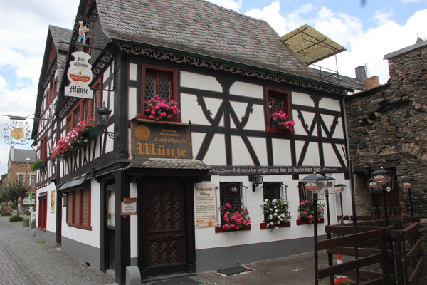 Zur Erinnerung an die kurpfälzische Münzstätte: Weinstube Kurpfälzische Münze - eine der wengen Erwähnungen der Kurpfalz im gesamten Raum!