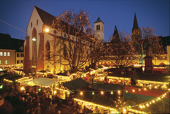 Weihnachtsmarkt an der Franziskanerkirche in Freiburg. &copy; FWTM / Raach