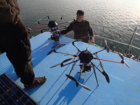 Die Fotodrohnen auf dem Dach der Netta, des vom NABU zur Vef&uuml;gung gestellten Schiffes. Foto: LAD, J&ouml;rg Bofinger