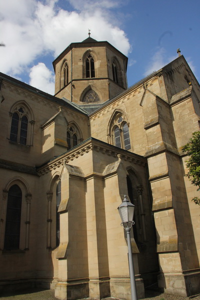 Prioratskirche Offenbach von au&szlig;en (oben), Vierungspfeiler mit S&uuml;d- und erneuertem Westschiff (unten) und Blick in das Vierungsgew&ouml;lbe (ganz unten)