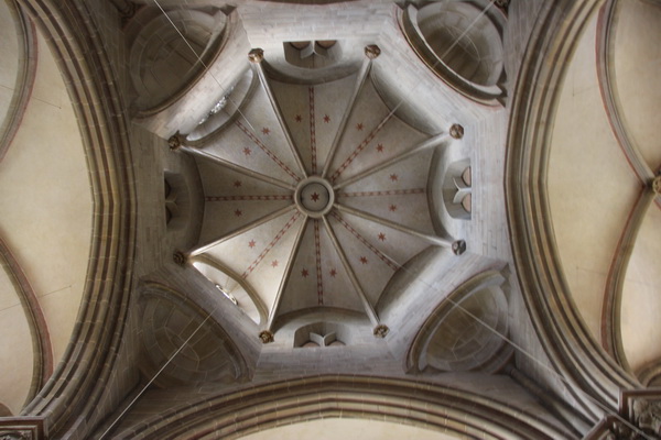 Prioratskirche Offenbach von au&szlig;en (oben), Vierungspfeiler mit S&uuml;d- und erneuertem Westschiff (unten) und Blick in das Vierungsgew&ouml;lbe (ganz unten)