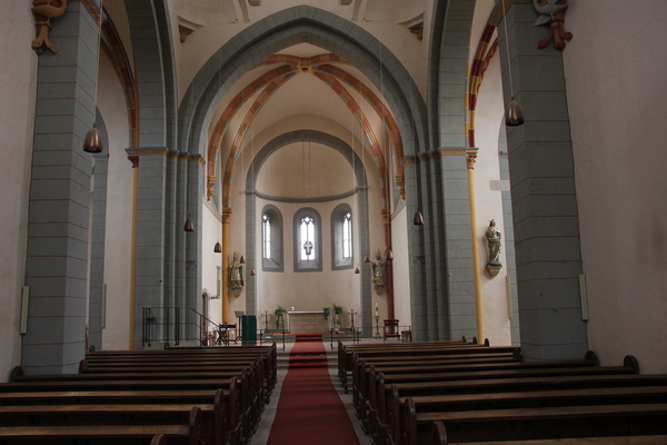 Ehem. Klosterkirche Sponheim: Außen- (oben) und Innenansicht (unten)