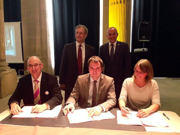 Vertragsunterzeichnung in der Kapelle des Lunéviller Schlosses: Im Vordergrund die drei Vertragsunterzeichner (von links: Michael Hörrmann, SSG, Michel Dindet, Département de Meurthe-et-Moselle, Elisabeth Schraut, Goethe-Institut de Nancy), im Hintergrund die beiden Oberbürgermeister von Lunéville und Schwetzingen Jacques Lamblin und Dr. René Pöltl (von links)