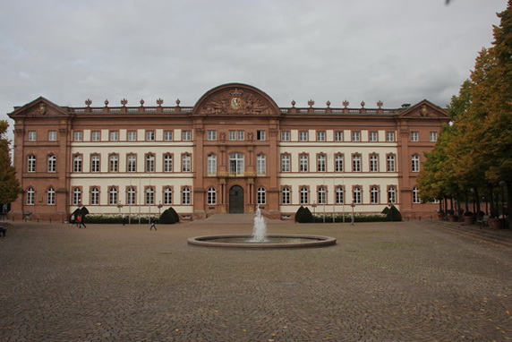 Zweibr&uuml;cken: Residenzschloss der Herz&ouml;ge von Zweibr&uuml;cken, erbaut 1720 - 1725 unter Herzog Gustav Samuel Leopold durch den schwedischen Architekten Jonas Erikson Sundahl. Im 2. Weltkrieg zerst&ouml;rt und 1963-65 wieder aufgebaut. 