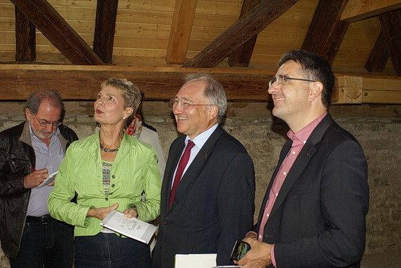 Staatssekretär Peter Hofelich (Mitte) mit Stefan Fulst-Blei (rechts) im ehemaligen Schafstall des Schlosses Liebenstein bei Neckarwestheim