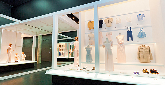 Schaufensterfiguren aus den 1930er Jahren und Kleidung aus der NS-Zeit. Foto: Haus der Geschichte BW / Sacha Dauphin 