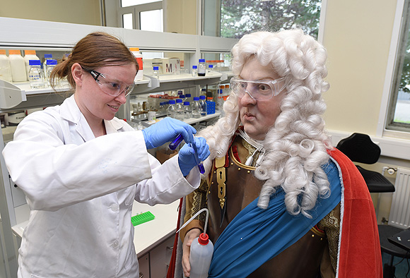 Markgraf Karl Wilhelm von Baden im Labor des KIT. Foto: blm