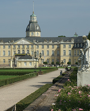 Karlsruhe, Schlossplatz mit Figurenreihe, Schloss und &ouml;stlichem Schlosswachth&auml;uschen