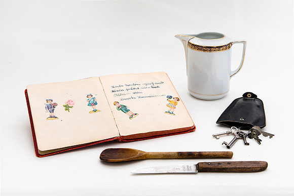 Erinnerungen an die verlorene Heimat: Bea Muhlfelder-Bravmann, Tochter des Konstanzer Kantors Jacob Bravmann, bewahrt bis heute Kinderbuch, K&uuml;chenger&auml;t ihrer Mutter und Schl&uuml;ssel aus der Konstanzer Wohnung auf.