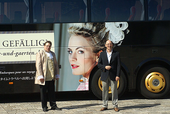 Busunternehmer Detlev Barbis und Schlösser & Gärten-Geschäftsführer Michael Hörrmann vor dem frisch designten Bus ...