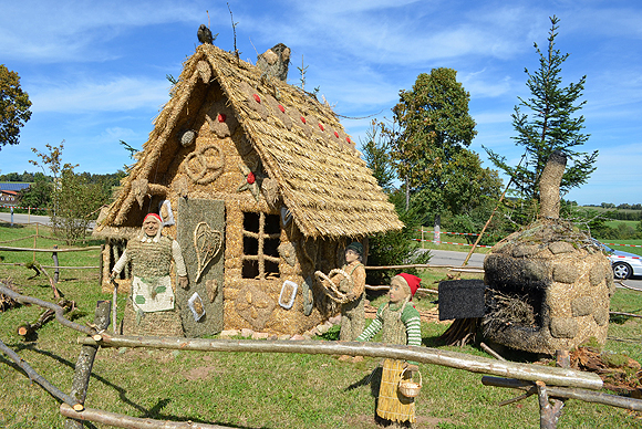 Eine besonders schöne Strohskulptur in Höchenschwand mit Hänsel und Gretel vor dem Hexenhaus. © Stefan Schwarz/TI Höchenschwand