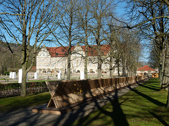 Krippenskulptur des Künstlers Martin Burchard im Schlossgarten Weikersheim. Foto: ssg