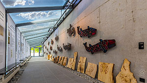 17 Schülerinnen und Schüler haben im Alamannenmuseum beeindruckende Holzfiguren zum Thema "Götterfiguren" geschaffen, die Ergebnisse werden jetzt bis zum 14. Januar 2018 im Museum präsentiert (Foto: Yevgeniy Bobyr).