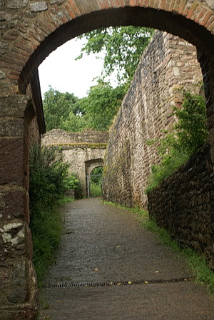 Aufgang zur Burg Hohenbaden