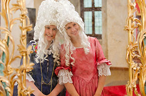 Schülerinnen beom barocken Kostümieren