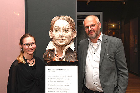 Der Künstler Harald Birck mit Julia Nigmann, die Modell  stand für die Büste der Katharina von Bora.